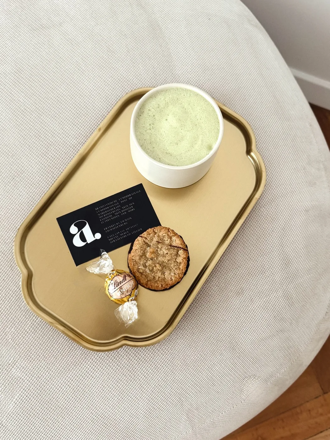 Aera Aesthetic Atelier — Willkommens-Details mit Matcha und Visitenkarte