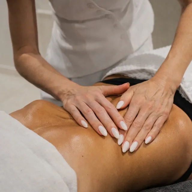 Madero-Massage am Rücken im Aera Aesthetic Atelier